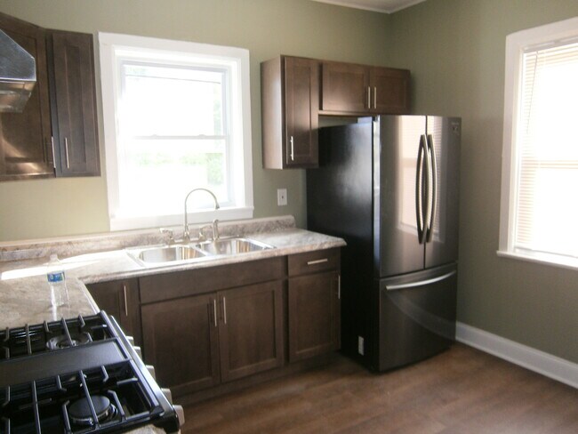 Kitchen - 625 E Utica St
