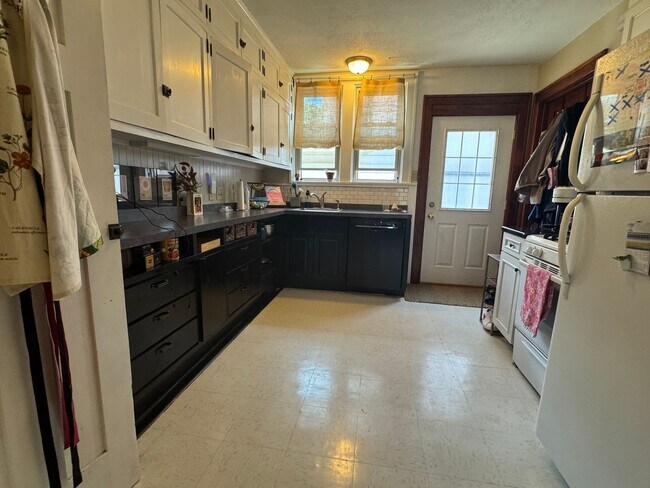 Foto del edificio - 2718-2720 Sommers Avenue
