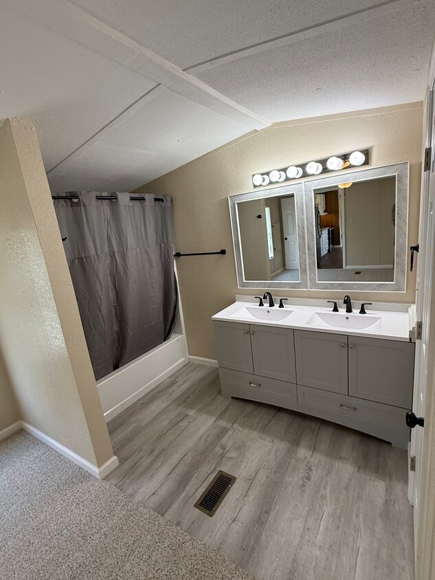 Foto principal - 111 Coffey Way