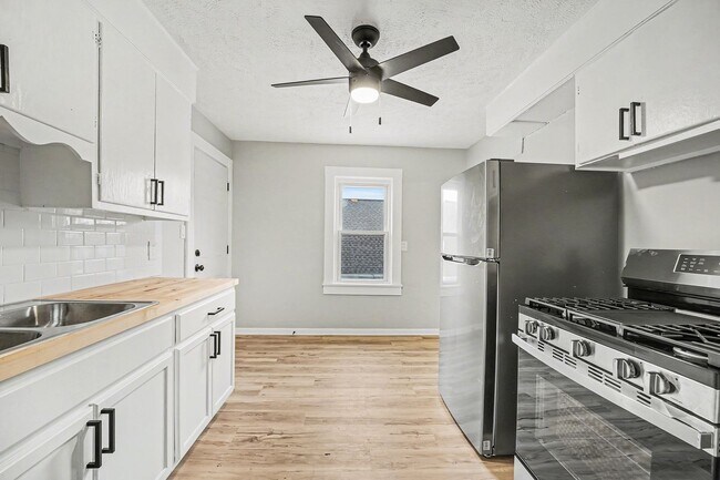 Foto del edificio - Updated 3BR Upper Unit with Garage Parking and Porch