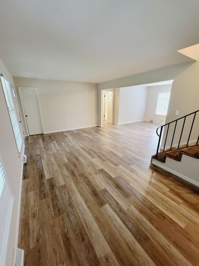 Building Photo - Great Southeast Location w/ Lots of Space