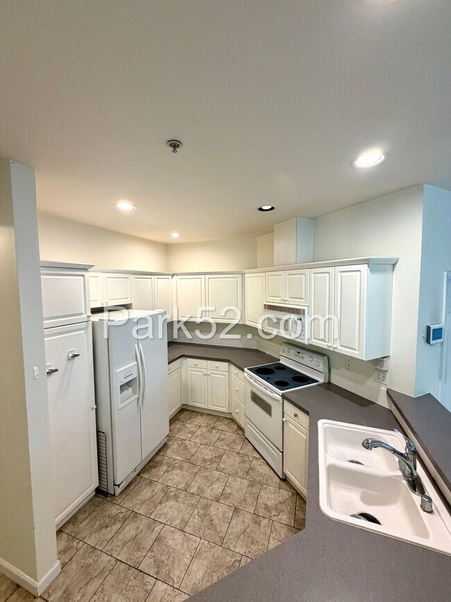 Foto del edificio - 2 Bedroom Plus Office Condo in DuPont!