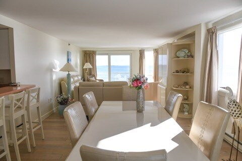 Dining room - 221 E Grand Ave