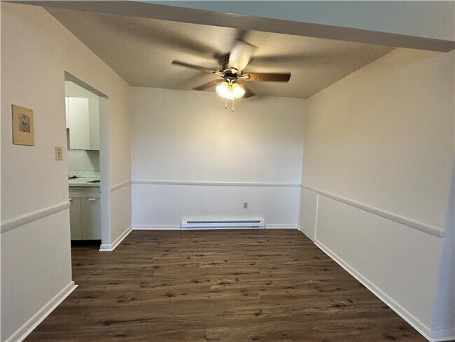 Building Photo - 403 Colonial Dr