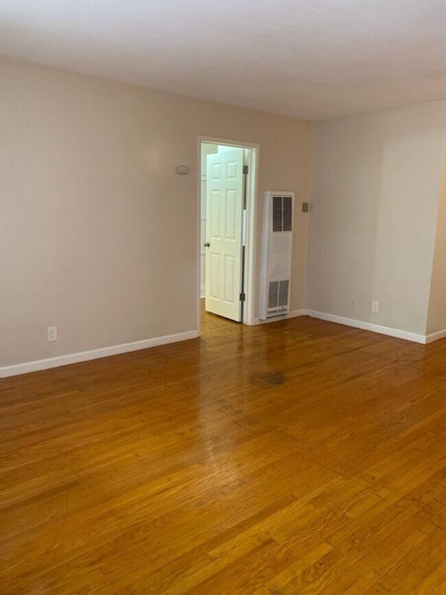 Building Photo - Charming 1 Bedroom, 1 Bath Upstairs Condollll