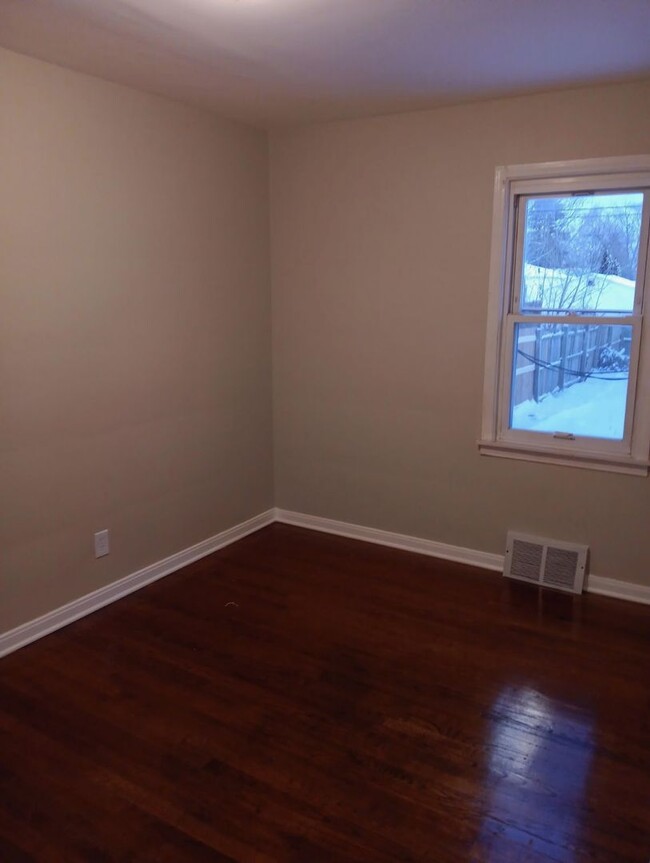 Building Photo - Newly remodeled 2 bedroom house with basem...