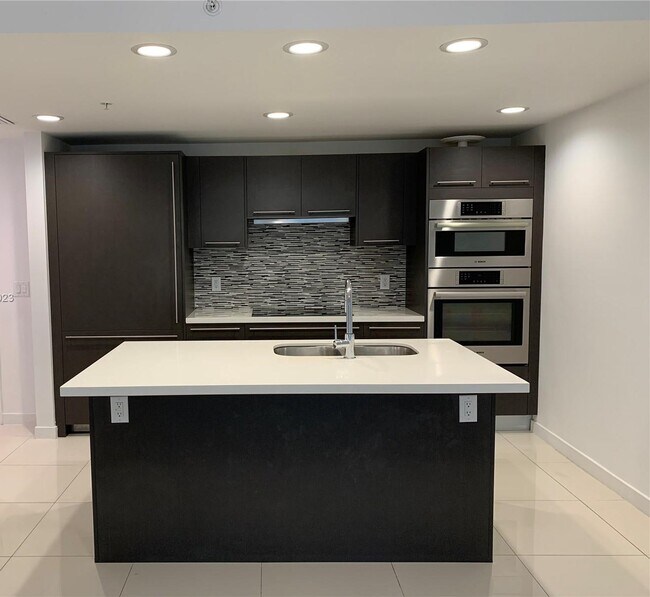 Foto del edificio - 7875 NW 107th Ave