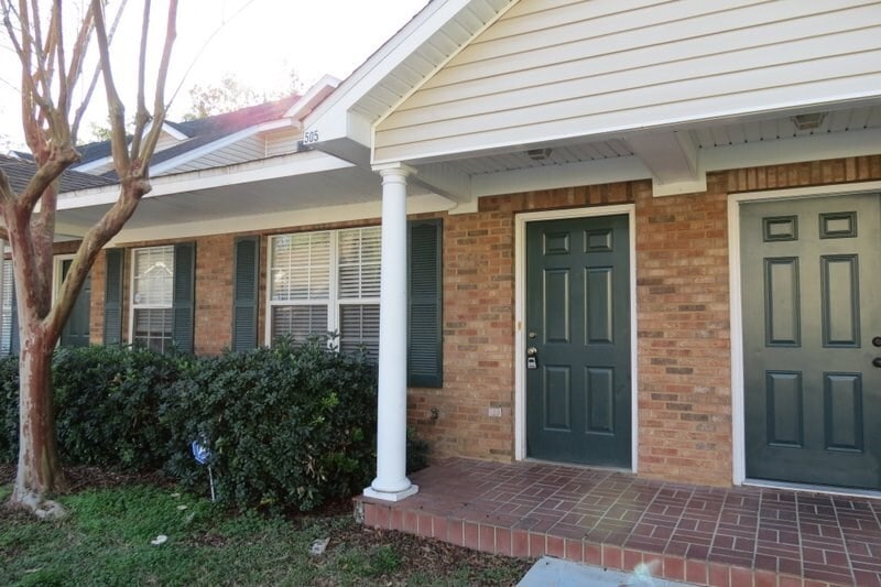 Primary Photo - 2740 W Tharpe St
