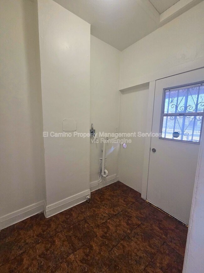 Foto del edificio - 336 W 9th St