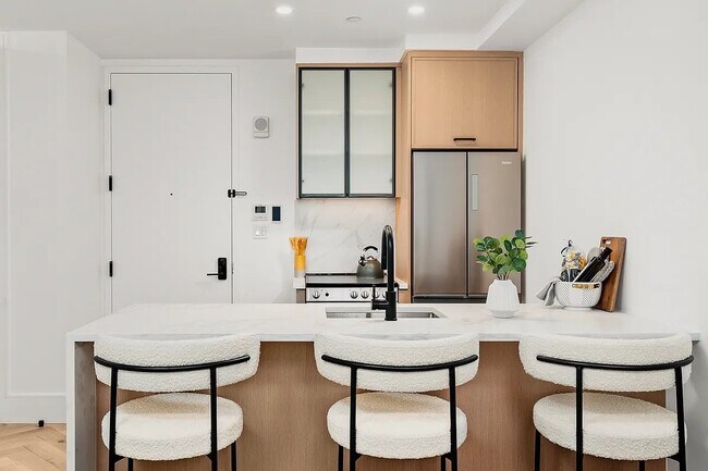 Foto del edificio - 313 E 17th St