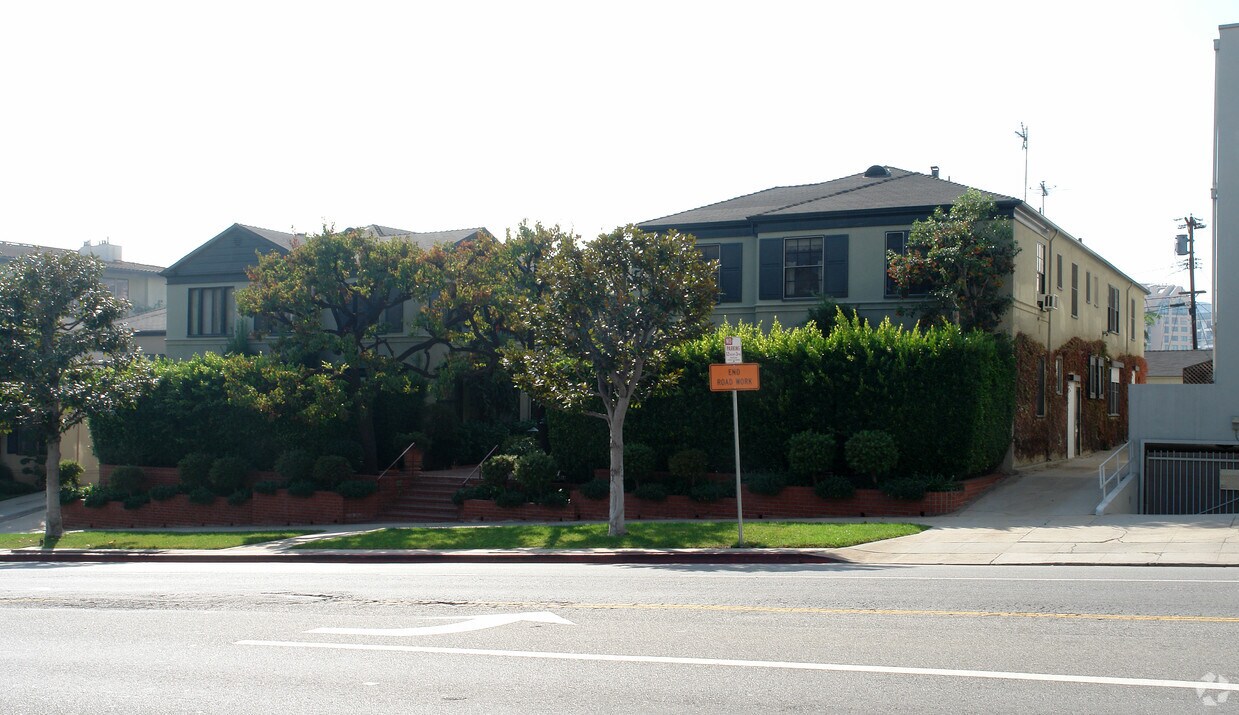 Foto del edificio - 1235-1241 S Beverly Glen Blvd