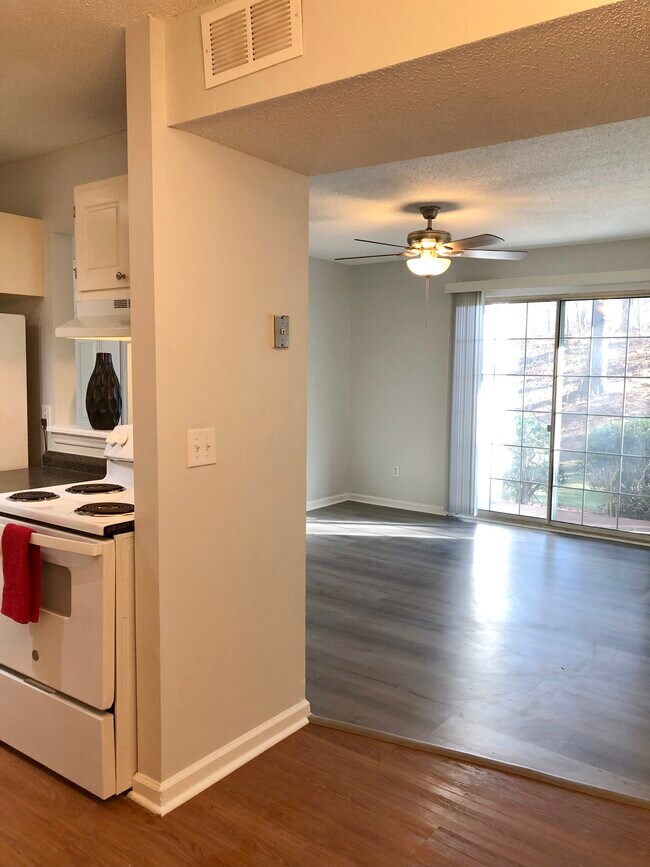 Upgraded condo - 5665 Hornaday Rd