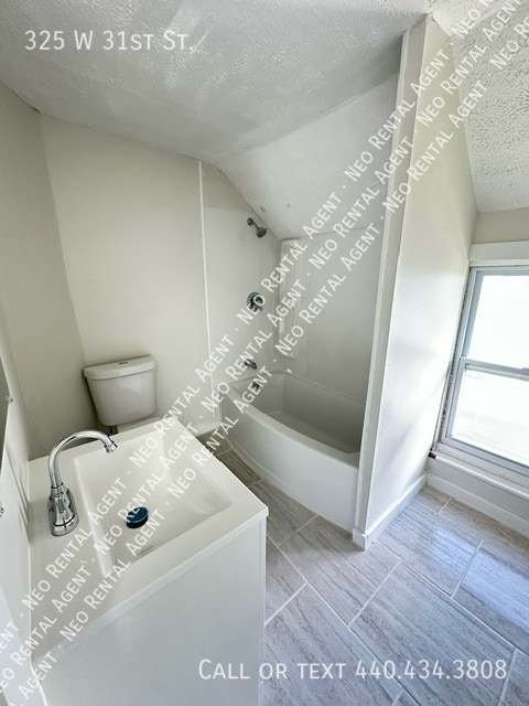 Building Photo - 325 W 31st St