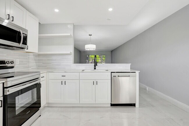 Building Photo - 2202 Lucaya Bend