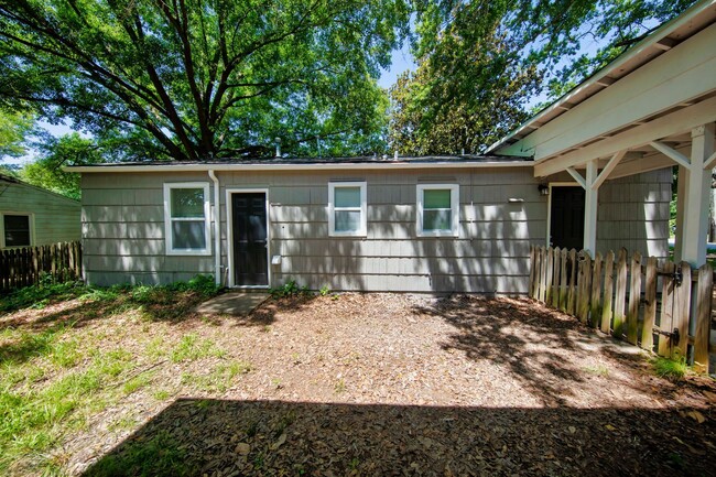 Foto del edificio - ** 3 Bed 1 Bath located in Forrest Hills *...