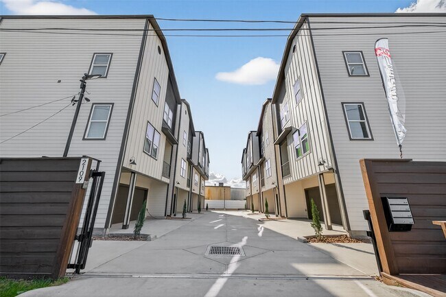 Building Photo - 2109 Marnel Rd