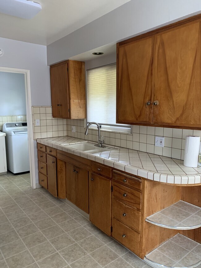 Building Photo - 439 Avalon Dr