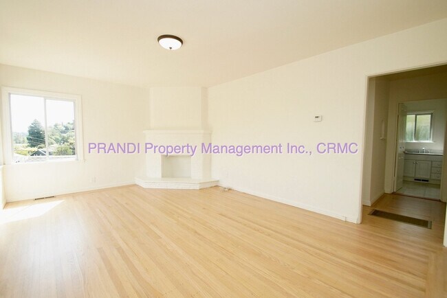 Foto del edificio - Charming 2-Bedroom Home with Vintage Touches, Spacious Kitchen & Prime Location Near Shops & Dining!