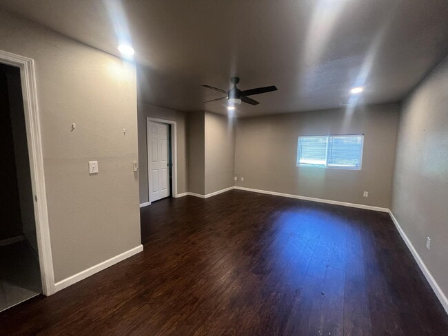 Building Photo - 4 Bedroom/2 Bathroom with 2 Living Rooms!