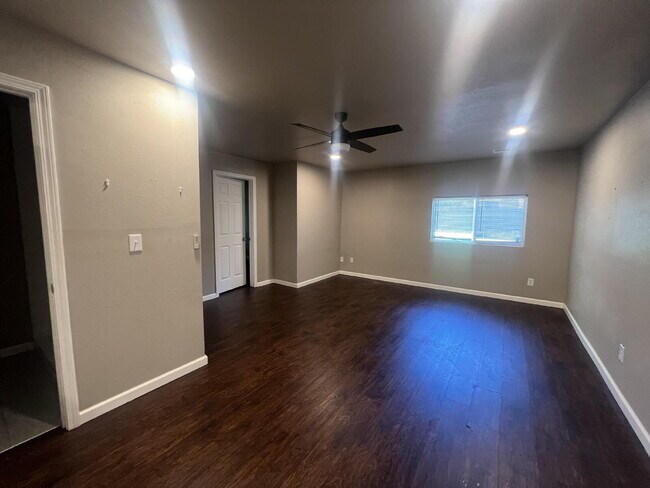 Foto del edificio - 4 Bedroom/2 Bathroom with 2 Living Rooms!