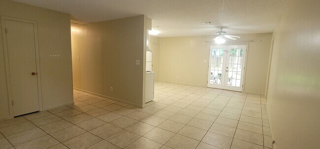 Building Photo - CHARMING SE 3/1.5 w/ Garage, Washer/Dryer, Large Privacy Fenced Yard, & Tile Floors Throughout! A...