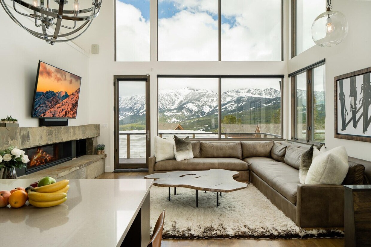 Primary Photo - 6 Silver Peaks Dr