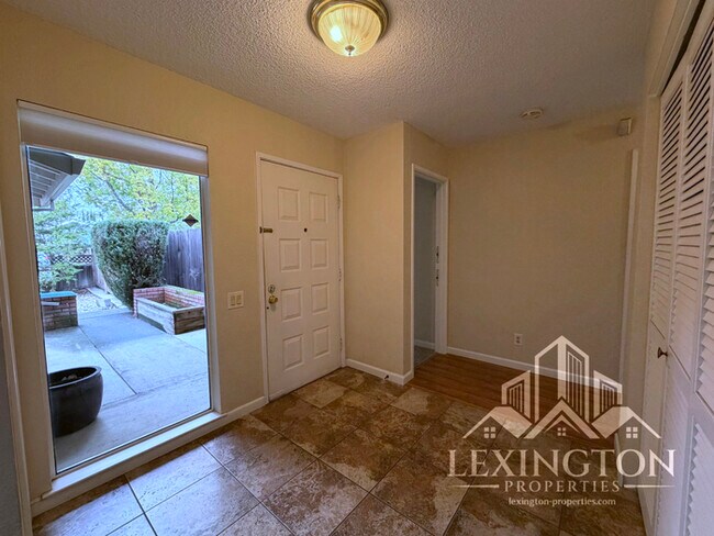 Foto del edificio - Beautifully Updated, 3BD/2BA Home in Larchmont Sunriver, off Sunrise Blvd. and Coloma Rd.