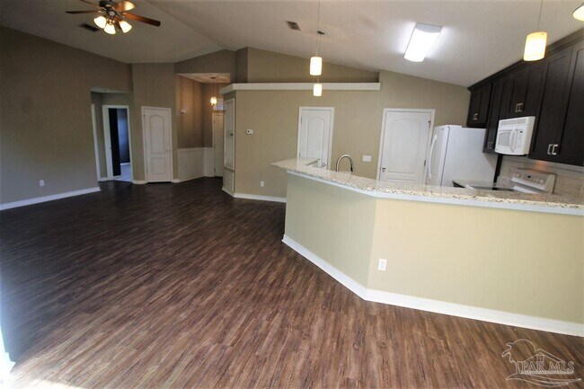 Foto del edificio - 745 Forgotten Creek Ln