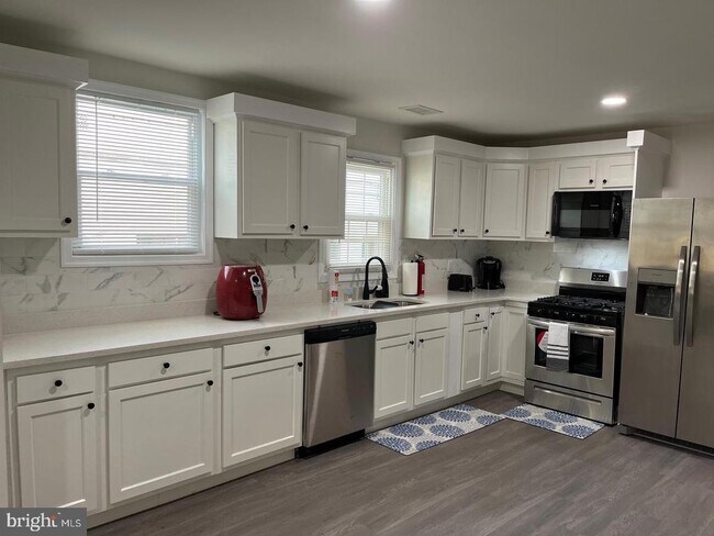 Building Photo - 5207 38th Ave