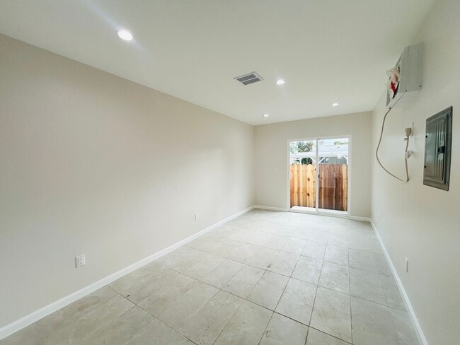 Building Photo - 14210 Sylvan St