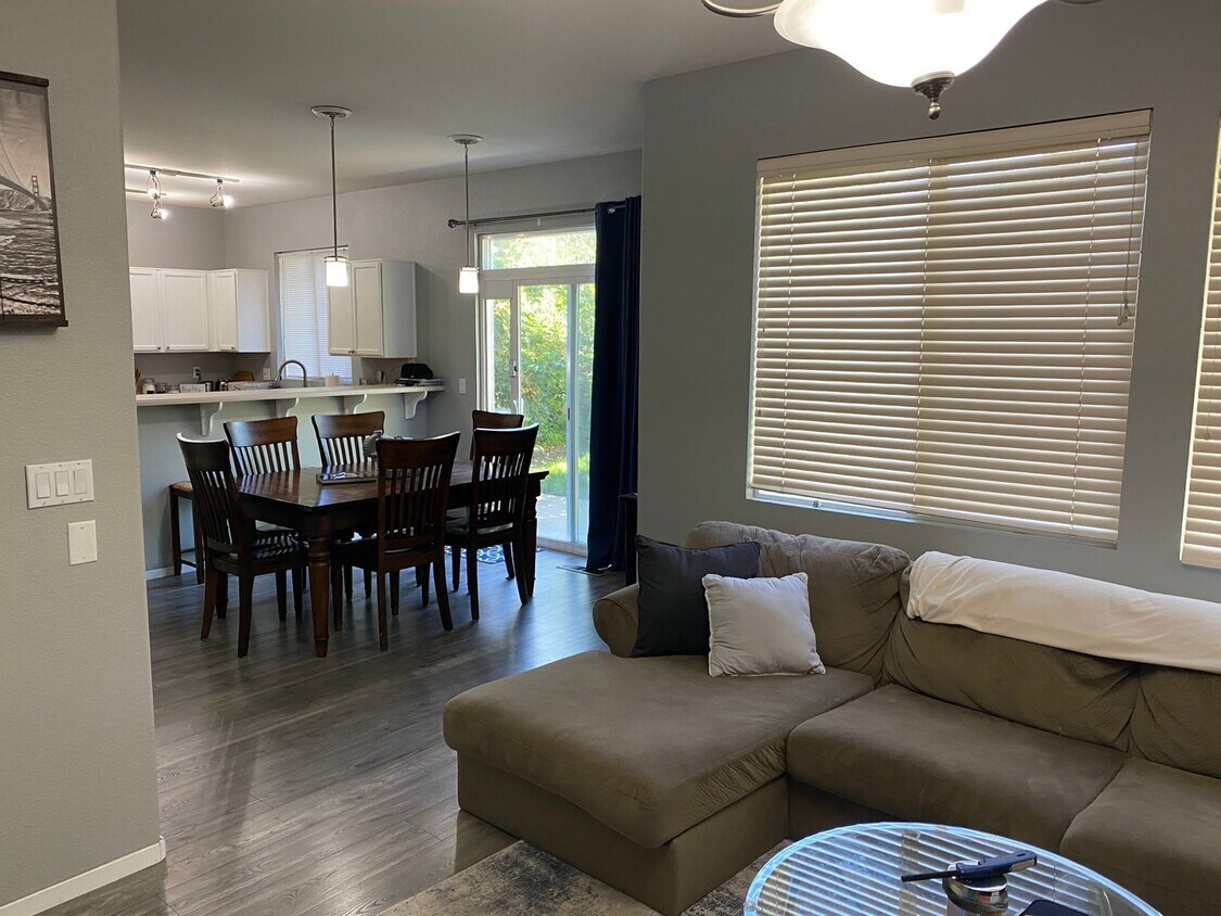 Foto principal - Walking Distance to neighborhood schools a...