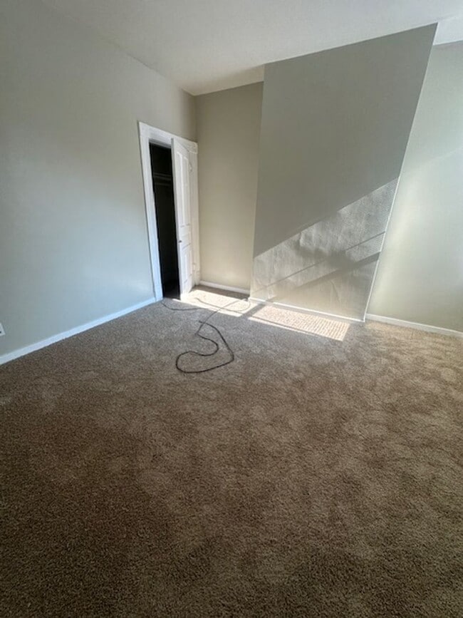 Building Photo - 4 Bed, 2 Bath in Oakland- Available Aug 1-...
