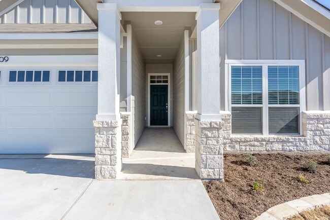 Building Photo - Stunning 4-Bedroom Home in Villages of Wes...