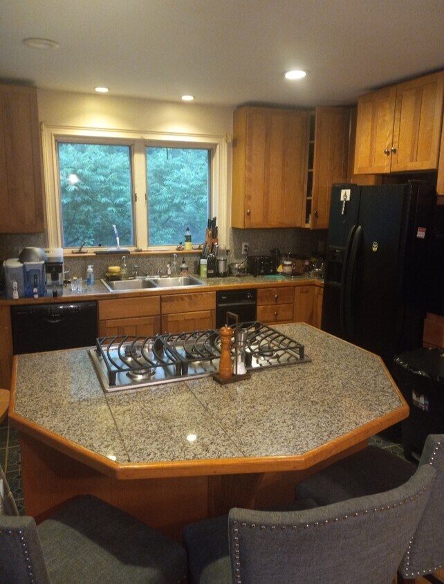 Primary Photo - 140 Kilsyth Rd