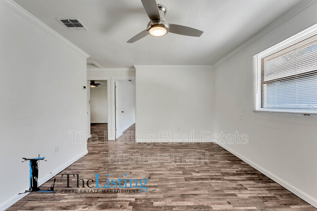 Foto del edificio - 1820 Rogers Ave