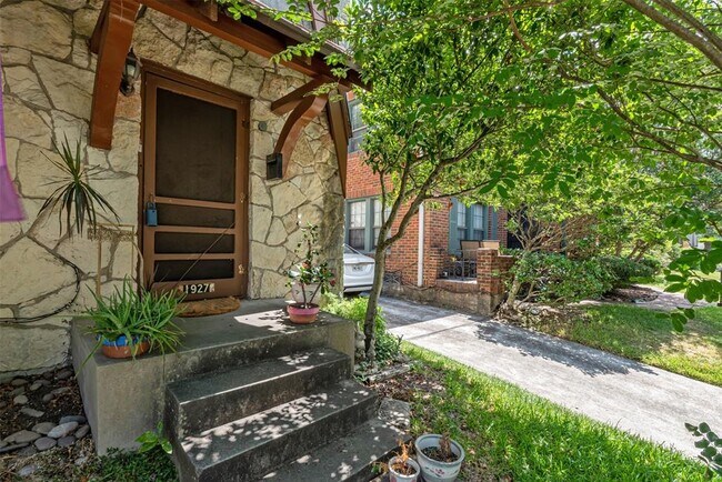 Foto del edificio - 1927 W McKinney St