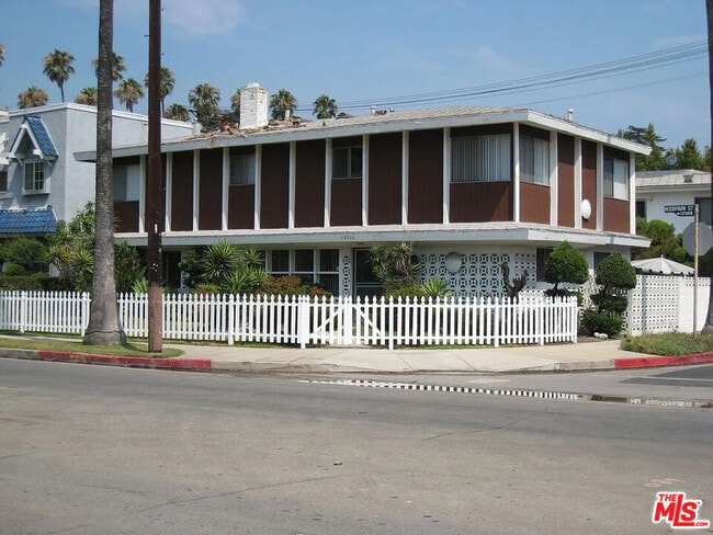 Building Photo - 13203 Moorpark St