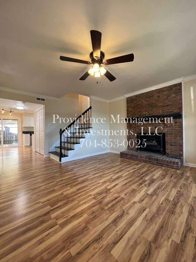 Building Photo - 1438 River Dr