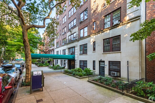 Building Photo - 24 Monroe Pl