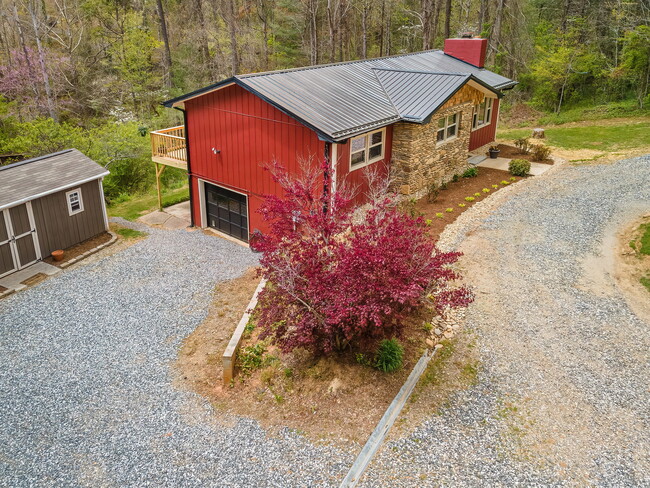 Building Photo - 15 Pine Ridge Dr