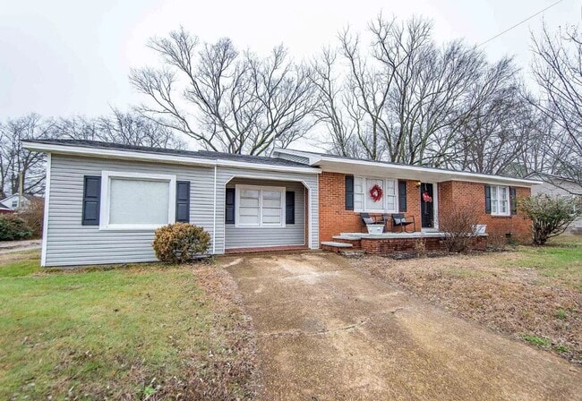 Building Photo - Gorgeous 4 Bedroom Home in Adamsville
