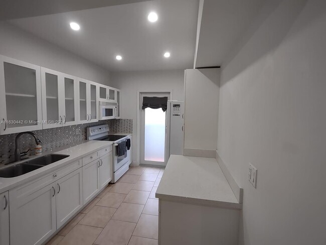 Building Photo - 3916 SW 58th Ave
