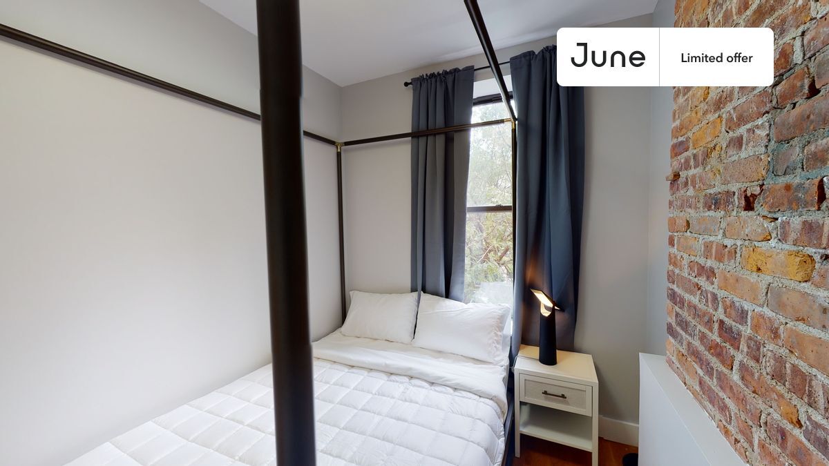 Private bedroom in 3 bed/1 bath Home Condo for Rent in New York City