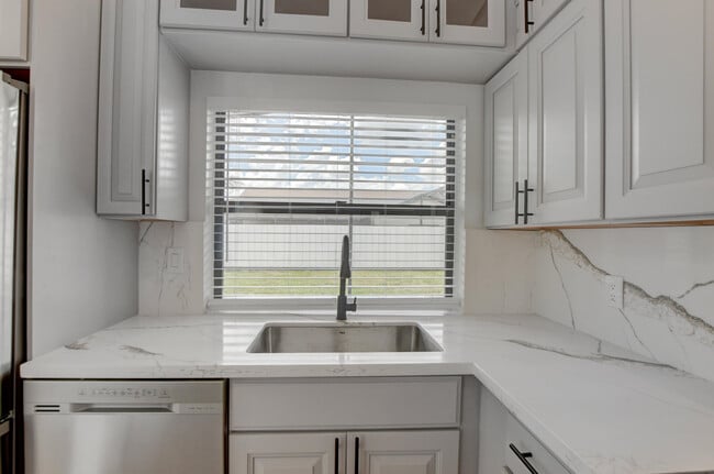 Building Photo - 20995 Country Creek Dr