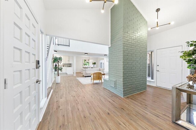 Building Photo - 10342 Chevy Chase Dr