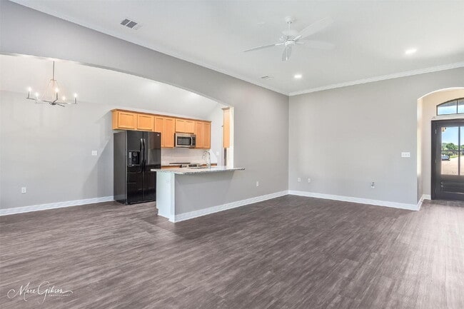 Building Photo - "Charming 3-Bedroom Retreat with 2 Full Ba...