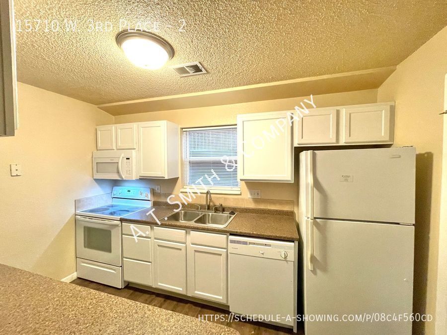 Primary Photo - Golden 2 Bedroom Apt. With Storage And Off...