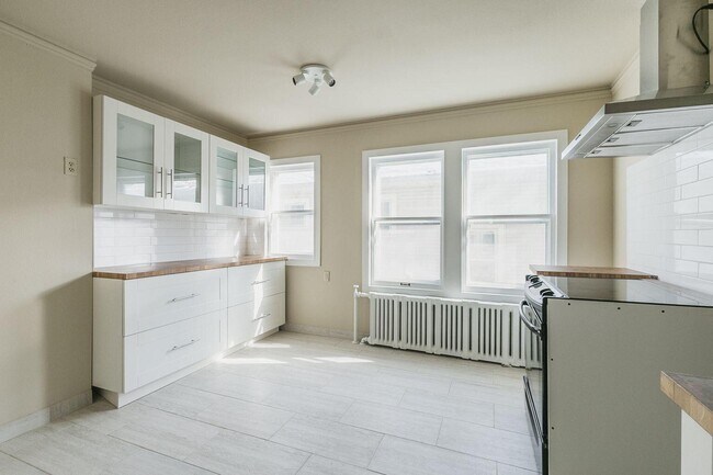 Building Photo - 2501 E Stratford Ct