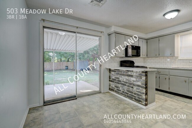 Foto del edificio - 503 Meadow Lake Dr