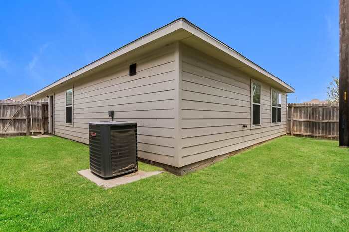 Building Photo - 2088 Oakwood Forest Dr